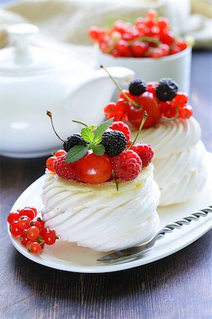 simsearch:400-05378944,k - traditional summer dessert pavlova with fresh berries Photographie de stock - Aubaine LD & Abonnement, Code: 400-07625500