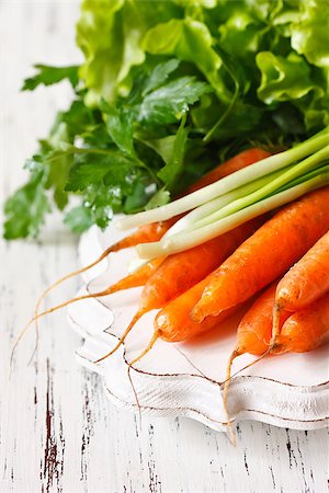 simsearch:400-07982459,k - Fresh organic kitchen garden carrots with scallion and parsley on vintage wooden plate close-up. Foto de stock - Super Valor sin royalties y Suscripción, Código: 400-07626065