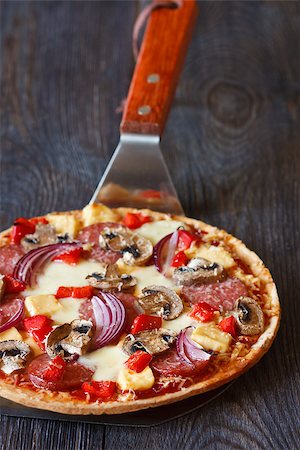 simsearch:400-04539943,k - Hot Italian pizza on pizza maker shove. Stockbilder - Microstock & Abonnement, Bildnummer: 400-07626066