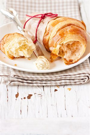 simsearch:400-05704821,k - Fresh croissants and butter for breakfast. Foto de stock - Super Valor sin royalties y Suscripción, Código: 400-07626076