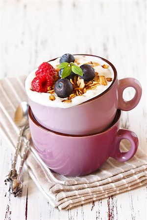 simsearch:400-06761866,k - Fresh homemade granola with yogurt and berries for breakfast. Healthy food. Photographie de stock - Aubaine LD & Abonnement, Code: 400-07626078