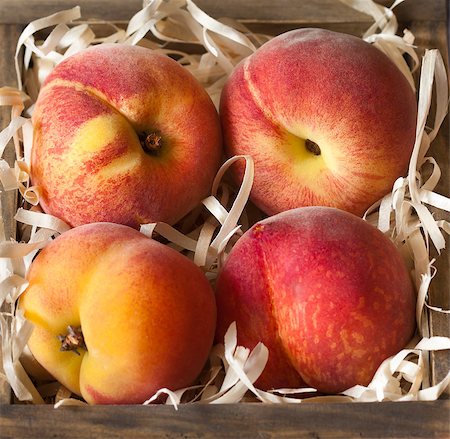 simsearch:400-07675974,k - Ripe summer peaches in wooden box close-up. Stock Photo - Budget Royalty-Free & Subscription, Code: 400-07626084