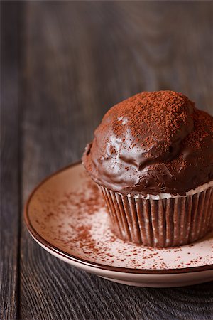 simsearch:614-03903060,k - Delicious chocolate muffin with cocoa powder close-up. Photographie de stock - Aubaine LD & Abonnement, Code: 400-07626093