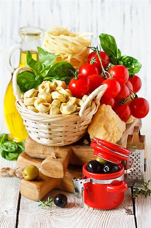 simsearch:400-05878972,k - Traditional Italian food. Tagliatelle and tortellini with fresh tomatoes, cheese, olives and herbs. Stockbilder - Microstock & Abonnement, Bildnummer: 400-07626118