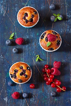 simsearch:400-08735386,k - Sweet muffins surrounded by fresh berries. Foto de stock - Super Valor sin royalties y Suscripción, Código: 400-07626110
