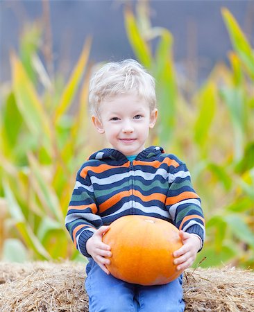 simsearch:400-07169847,k - little boy at pumpkin patch holding pumpkin Photographie de stock - Aubaine LD & Abonnement, Code: 400-07626729