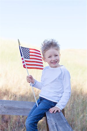 simsearch:400-07626725,k - little boy holding american flag and celebrating 4th of July Stockbilder - Microstock & Abonnement, Bildnummer: 400-07626720