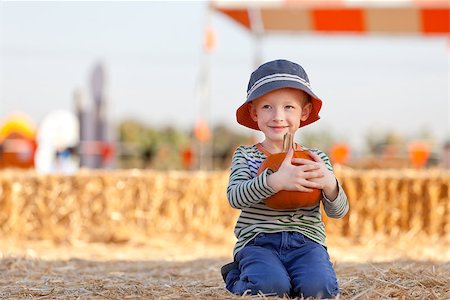 simsearch:400-07169847,k - little boy at pumpkin patch holding pumpkin Photographie de stock - Aubaine LD & Abonnement, Code: 400-07626730