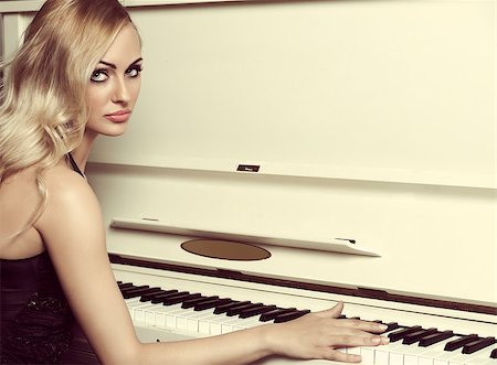 simsearch:400-04390405,k - Beautiful young woman , with long blond hair , in elegant black dress , near a piano Stockbilder - Microstock & Abonnement, Bildnummer: 400-07627126