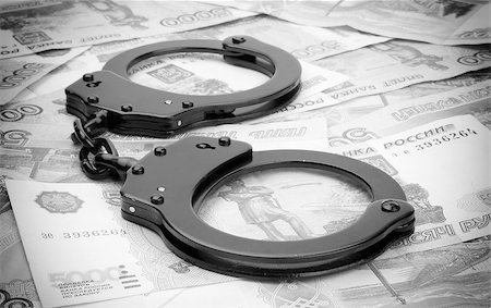 simsearch:400-04407414,k - financial crime. Steel handcuffs and money Fotografie stock - Microstock e Abbonamento, Codice: 400-07628917