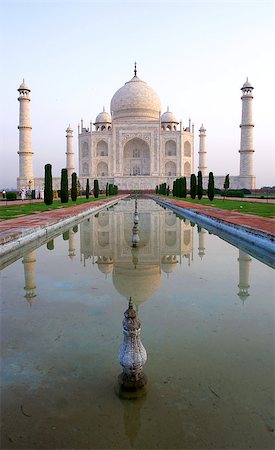 sun rise in agra - Overview of the Taj Mahal and garden, Agra, India Stock Photo - Budget Royalty-Free & Subscription, Code: 400-07628936