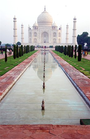 simsearch:400-05006924,k - Overview of the Taj Mahal and garden, Agra, India Photographie de stock - Aubaine LD & Abonnement, Code: 400-07628939