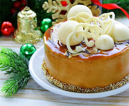 simsearch:400-07308560,k - festive Christmas cake caramel biscuit  decorated with white chocolate Foto de stock - Super Valor sin royalties y Suscripción, Código: 400-07629425