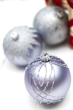 single christmas ball ornament - Glittery Christmas ornament ball on white background Stock Photo - Budget Royalty-Free & Subscription, Code: 400-07629757