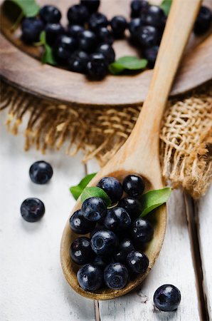 photos of blueberries for kitchen - Fresh blueberries in wooden spoon Foto de stock - Super Valor sin royalties y Suscripción, Código: 400-07620221
