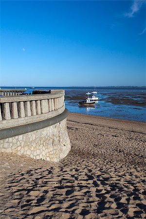 simsearch:400-06638821,k - Promenade wall at Jubilee Beach, Southend-on-Sea, Essex, England against a blue sky Stock Photo - Budget Royalty-Free & Subscription, Code: 400-07620888