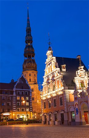 Famous House of Blackheads on the Town Square in Riga with a Church of St. Peter in the back. Latvia, after sunset.  House of Blackheads, destroyed during 2 World War, was reconstructed in the 1999. Photographie de stock - Aubaine LD & Abonnement, Code: 400-07621124