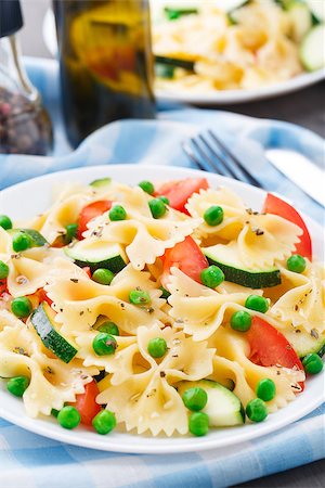 simsearch:400-07479107,k - Pasta with zucchini, tomatoes and peas on a plate Stock Photo - Budget Royalty-Free & Subscription, Code: 400-07621142