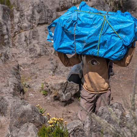 A porter hidden behind a large bag on the Machame route to Kilimanjaro Foto de stock - Super Valor sin royalties y Suscripción, Código: 400-07621837