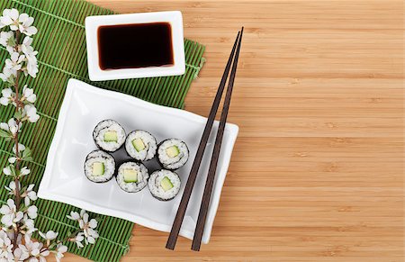 simsearch:400-08072780,k - Sushi maki set with fresh sakura branch over bamboo table with copy space Photographie de stock - Aubaine LD & Abonnement, Code: 400-07623828
