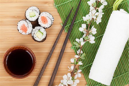 simsearch:400-08072780,k - Sushi maki set with fresh sakura branch over bamboo table Photographie de stock - Aubaine LD & Abonnement, Code: 400-07623823