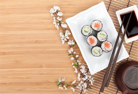 simsearch:400-08072780,k - Sushi maki set with fresh sakura branch over bamboo table with copy space Stockbilder - Microstock & Abonnement, Bildnummer: 400-07623833