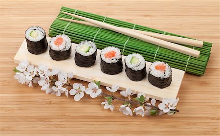 simsearch:400-08072780,k - Sushi maki set with fresh sakura branch over bamboo table Photographie de stock - Aubaine LD & Abonnement, Code: 400-07623841