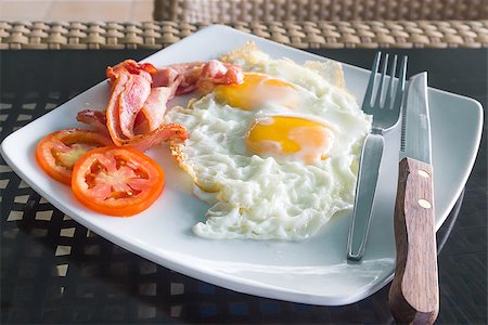 simsearch:400-06094801,k - Breakfast in the morning with egg and bacon Photographie de stock - Aubaine LD & Abonnement, Code: 400-07623978