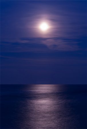 dark moon with clouds - Full moon over the sea, vertical shot Photographie de stock - Aubaine LD & Abonnement, Code: 400-07634110