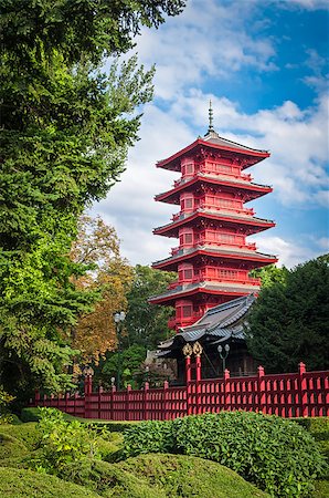 Chinese wooden red tower at park in Brussels, Belgium Photographie de stock - Aubaine LD & Abonnement, Code: 400-07630792
