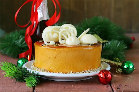 simsearch:400-07308560,k - festive Christmas cake caramel biscuit decorated with white chocolate Foto de stock - Super Valor sin royalties y Suscripción, Código: 400-07631030