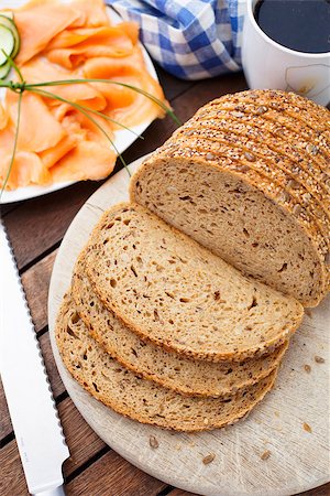 simsearch:400-04421047,k - Bread with seeds on a cutting board Foto de stock - Super Valor sin royalties y Suscripción, Código: 400-07631817