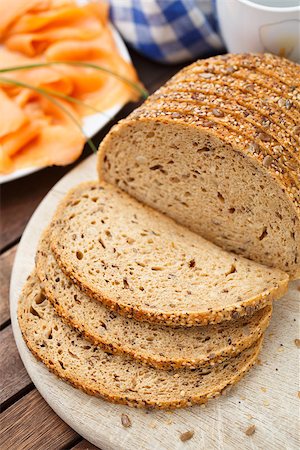simsearch:400-04421047,k - Bread with seeds on a cutting board Foto de stock - Super Valor sin royalties y Suscripción, Código: 400-07631818