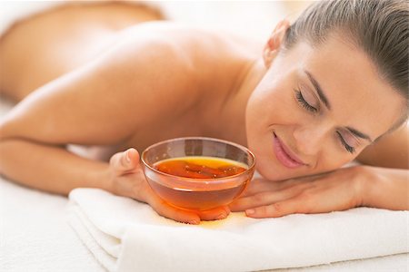 Relaxed young woman laying on massage table with honey plate Photographie de stock - Aubaine LD & Abonnement, Code: 400-07632653