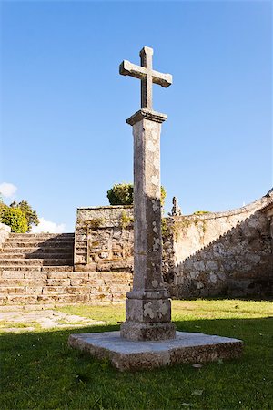 Stone cross in a column in Castro Park in Vigo, Pontevedra, Galicia, Spain. Fotografie stock - Microstock e Abbonamento, Codice: 400-07632781
