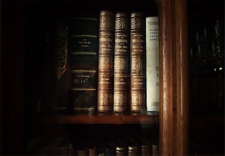 historic books in a old library Photographie de stock - Aubaine LD & Abonnement, Code: 400-07633100