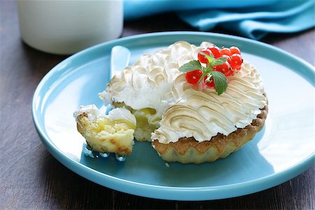 simsearch:400-06946823,k - tart with lemon cream and meringue decorated with currants Fotografie stock - Microstock e Abbonamento, Codice: 400-07633493