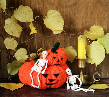 simsearch:400-05265311,k - Halloween still life - pumpkin with  yellow leaves on the wooden background Foto de stock - Super Valor sin royalties y Suscripción, Código: 400-07633524