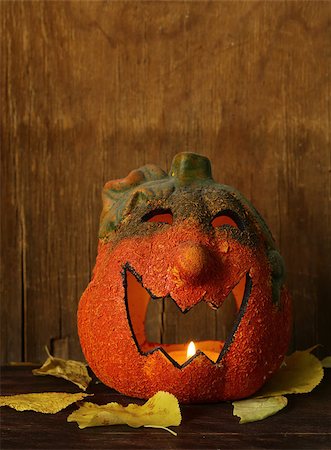 simsearch:400-08776231,k - Halloween still life - pumpkin with  yellow leaves on the wooden background Stockbilder - Microstock & Abonnement, Bildnummer: 400-07633556