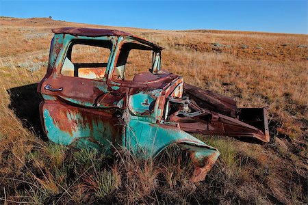 simsearch:6102-08559110,k - Wreck of a rusty old pickup truck out in the field Foto de stock - Super Valor sin royalties y Suscripción, Código: 400-07657099