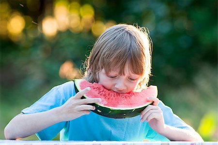 simsearch:400-04979626,k - Boy Eating Watermelon Outdoors Foto de stock - Super Valor sin royalties y Suscripción, Código: 400-07657951