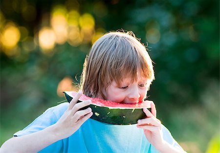 simsearch:400-04979626,k - Boy Eating Watermelon Outdoors Foto de stock - Super Valor sin royalties y Suscripción, Código: 400-07657952