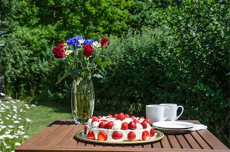 Made and decorated table for a cup of coffee in the garden at summer Foto de stock - Super Valor sin royalties y Suscripción, Código: 400-07658067