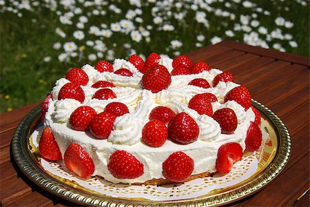 Homemade cake with cream and strawberries at a table in garden with growing daisies Foto de stock - Super Valor sin royalties y Suscripción, Código: 400-07658069