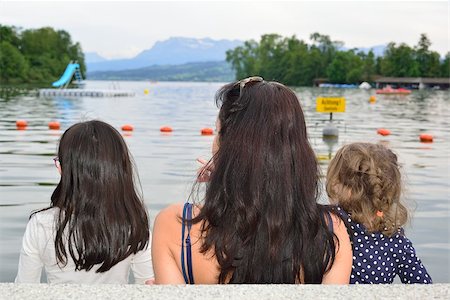 Mother and her girls contemplating a lake in a summer evening Foto de stock - Super Valor sin royalties y Suscripción, Código: 400-07658400