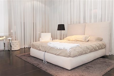 simsearch:400-05364625,k - Big bed with in white bedroom Foto de stock - Super Valor sin royalties y Suscripción, Código: 400-07658983