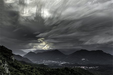 Clouds over mountains at the horizon seen from Campo dei Fiori, Varese Fotografie stock - Microstock e Abbonamento, Codice: 400-07659225