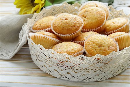 dream79 (artist) - homemade vanilla muffins in a basket of lace napkins Photographie de stock - Aubaine LD & Abonnement, Code: 400-07659491