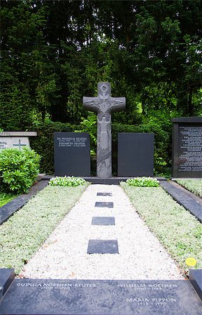 simsearch:400-04626291,k - Grave at Melaten Friedhof in Cologne, Germany Fotografie stock - Microstock e Abbonamento, Codice: 400-07659839