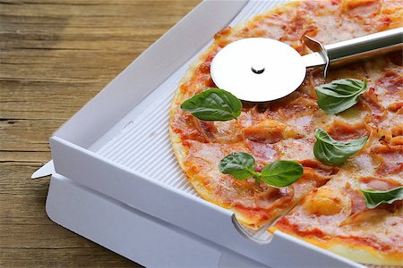simsearch:400-04376706,k - traditional Italian pizza with prosciutto ham and basil Stock Photo - Budget Royalty-Free & Subscription, Code: 400-07666182